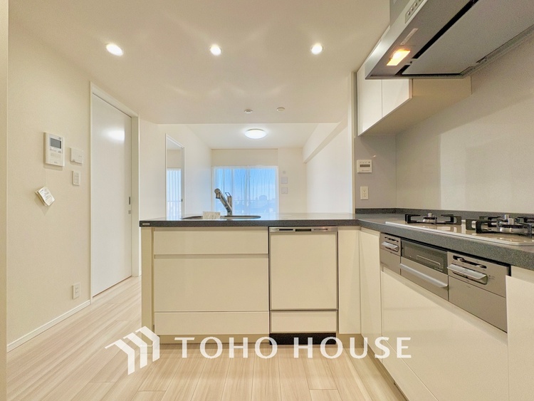 キッチン キッチンは家族の絆を育む大切な空間。シンプルで使い易いシステムキッチンで愉しく作る料理は愛情のある美味しいご馳走に。家族で使える対面式キッチンです。