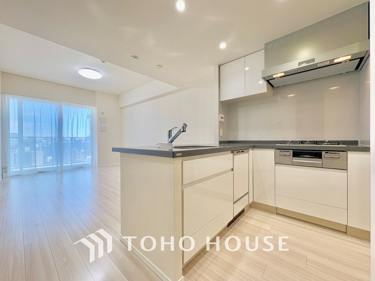 キッチン キッチンは家族の絆を育む大切な空間。シンプルで使い易いシステムキッチンで愉しく作る料理は愛情のある美味しいご馳走に。家族で使える対面式キッチンです。