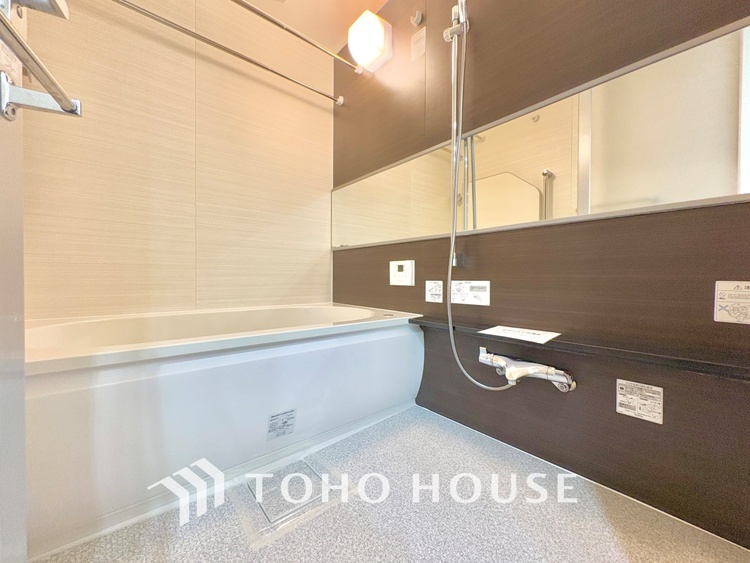 風呂 【浴室】《一日の疲れを落としてくれる場所は、落ち着く場所でなければならない》　高級感溢れるカラーと大きさ・柔らかな曲線で構成された半身浴も楽しめるバスタブが心地よさをもたらします。