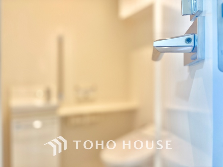 トイレ 清潔感あるホワイト調のクロスと温もり溢れるモダンカラーの床材が見事に調和した本邸宅は、毎日の生活を少しでも快適に過ごして頂ける様に落ち着いた雰囲気作りから行っています。