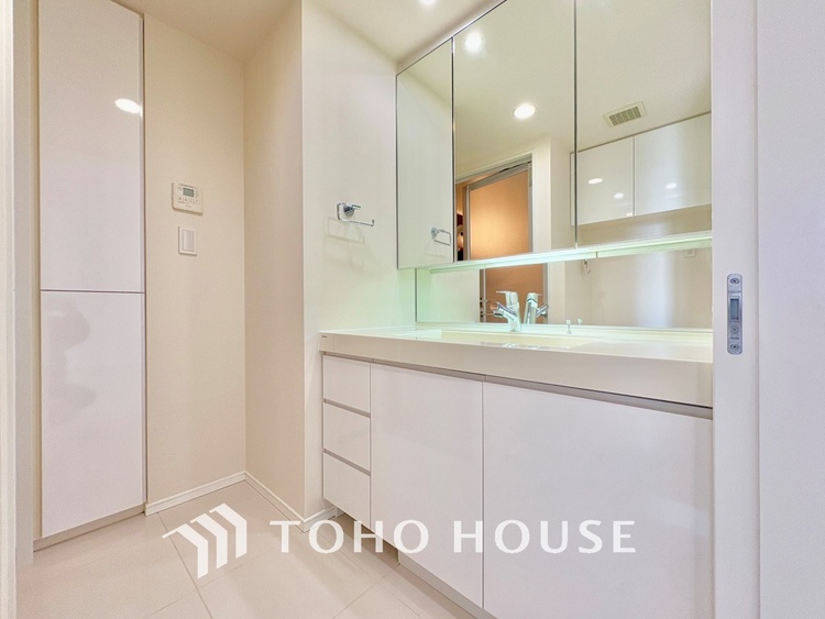 洗面 気持ちの良い朝をつくりだし、夕方には笑顔を取り戻させてくれるミラー。パウダールームはいつでも本来の自分を取り戻せる空間。明るく仕上げてあります。