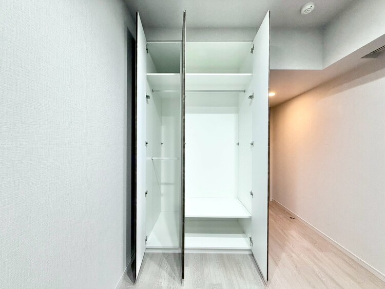 収納 家電やスーツケース、ストック品など何でも片付く嬉しい空間です。