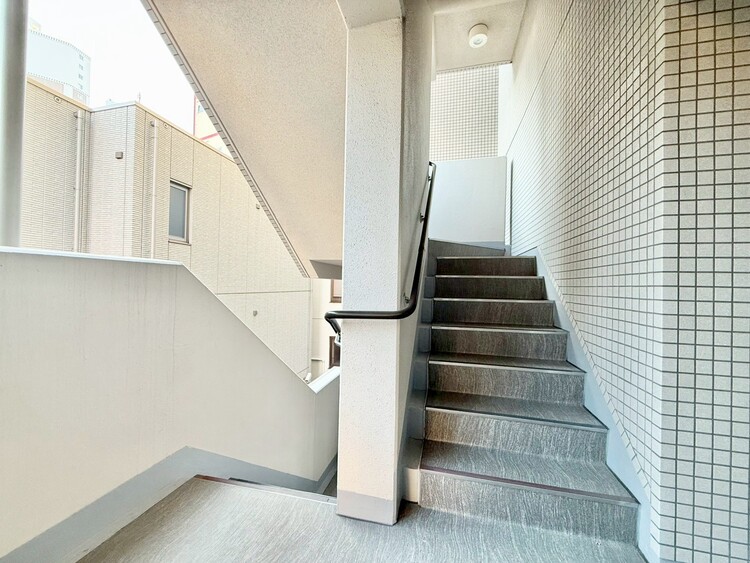 設備 共用部の階段です。明るく清潔に管理されています。