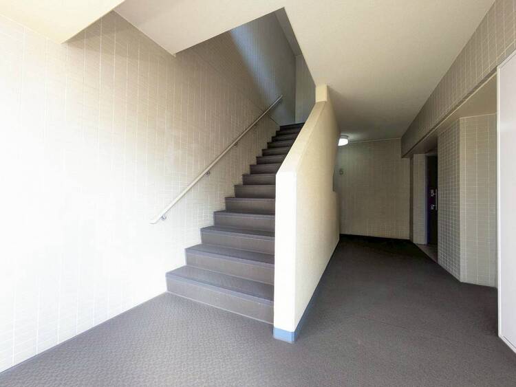 その他 共用部の階段です。明るく清潔に管理されています。