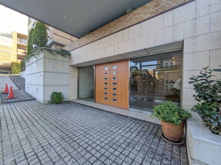 その他 上質感漂う玄関アプローチです。