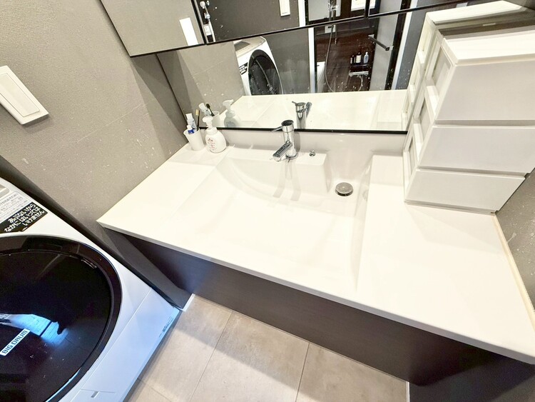 洗面 清潔感を感じられる洗面化粧台。