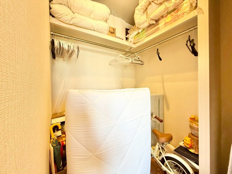 収納 家電やスーツケース、ストック品など何でも片付く嬉しい空間です。