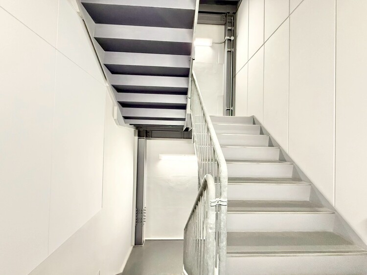 設備 共用部の階段です。明るく清潔に管理されています。