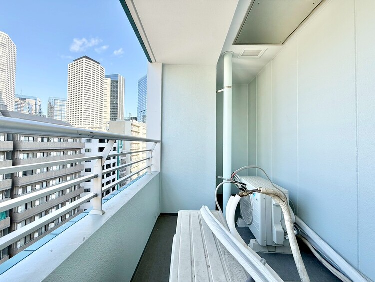 バルコニー 朝の澄んだ空気や、夕方に吹く清々しい風を感じられるバルコニー。