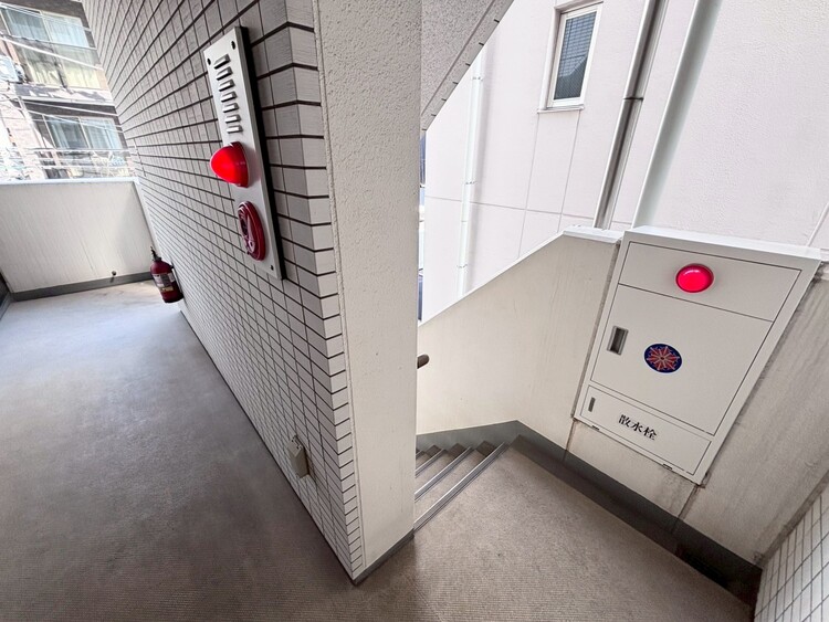 その他 共用部の階段です。明るく清潔に管理されています。