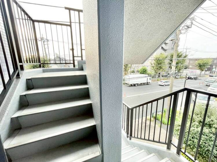 その他 共用部の階段です。明るく清潔に管理されています。