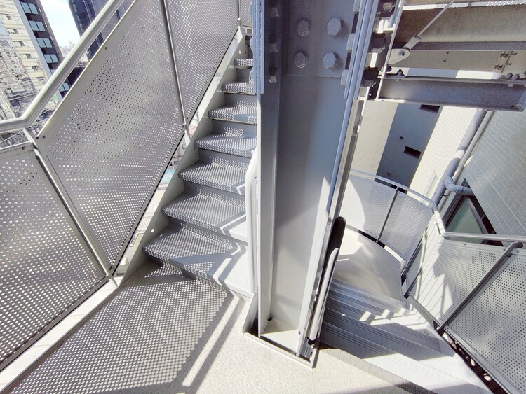 その他 共用部の階段です。明るく清潔に管理されています。