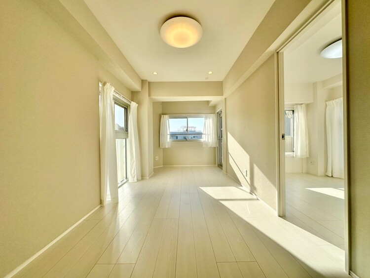 居間 落ち着いた雰囲気に包まれて、伸びやかな空間。