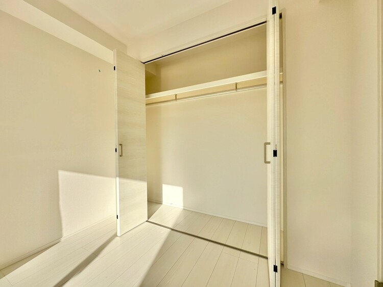 収納 家電やスーツケース、ストック品など何でも片付く嬉しい空間です。