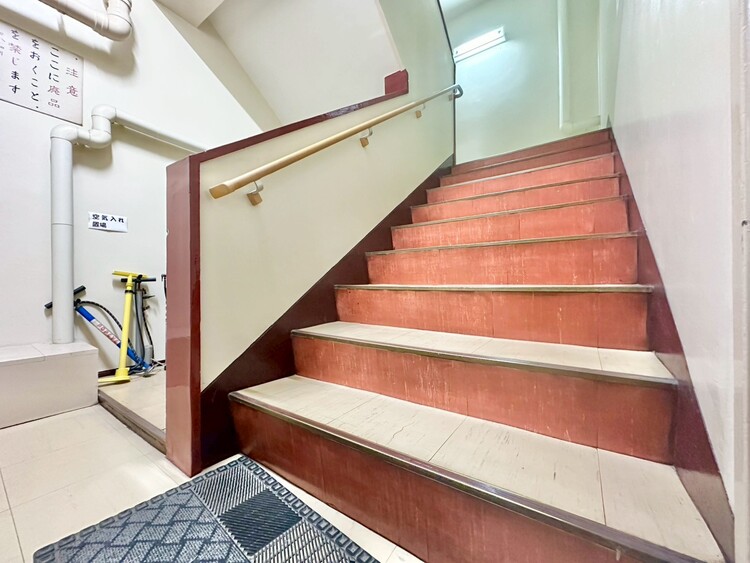 設備 共用部の階段です。明るく清潔に管理されています。