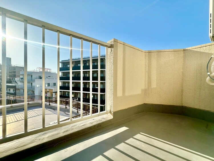 バルコニー 朝の澄んだ空気や、夕方に吹く清々しい風を感じられるバルコニー。