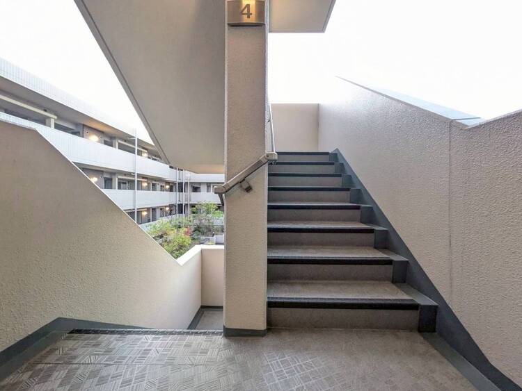 その他 共用部の階段です。明るく清潔に管理されています。