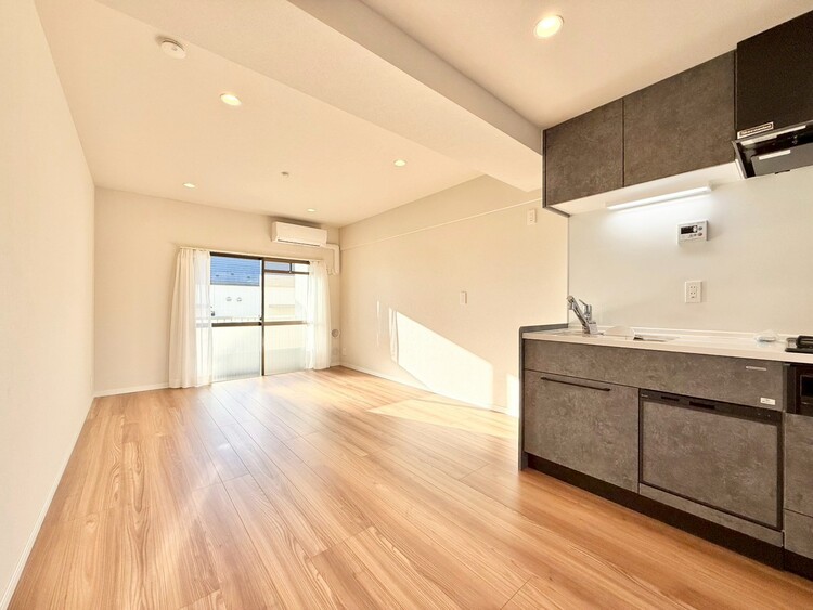 居間 通風・採光に優れ、心地よい光と風が溢れています。