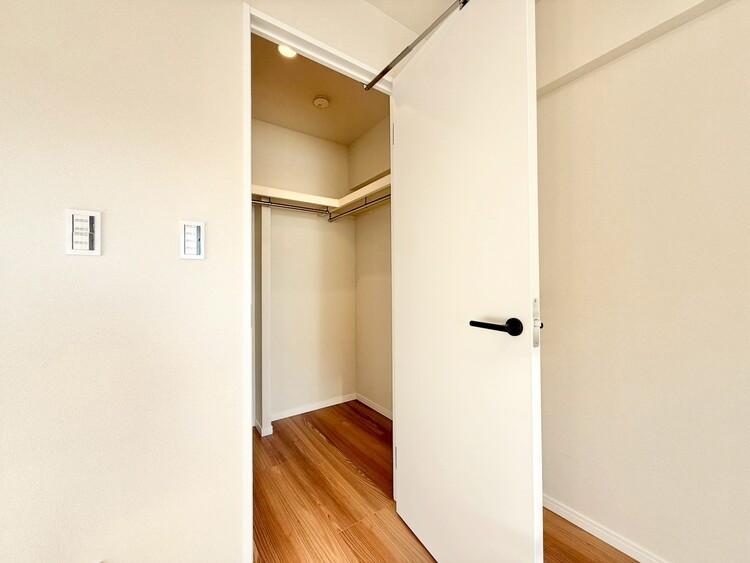 収納 家電やスーツケース、ストック品など何でも片付く嬉しい空間です。