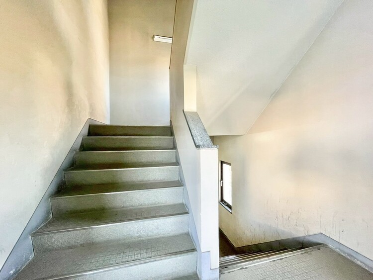 設備 共用部の階段です。明るく清潔に管理されています。
