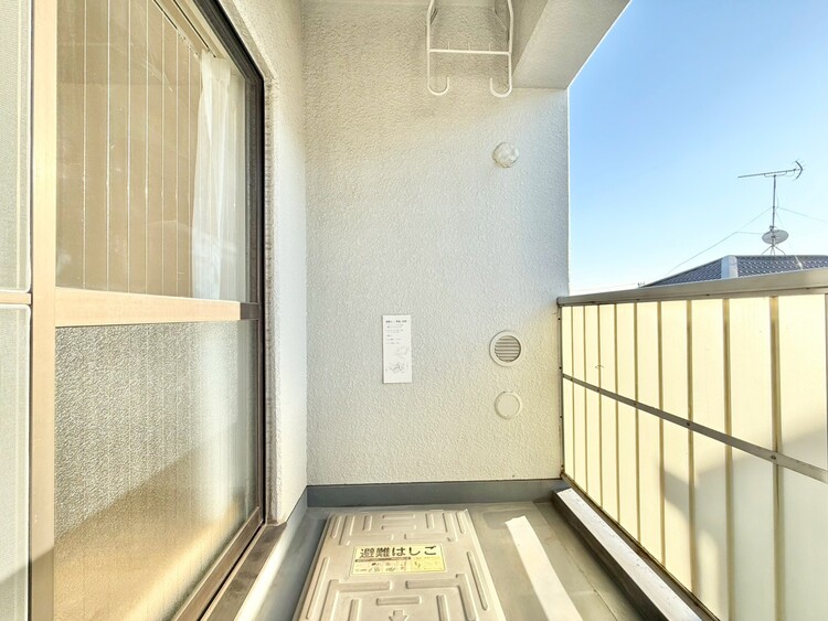 バルコニー 朝の澄んだ空気や、夕方に吹く清々しい風を感じられるバルコニー。