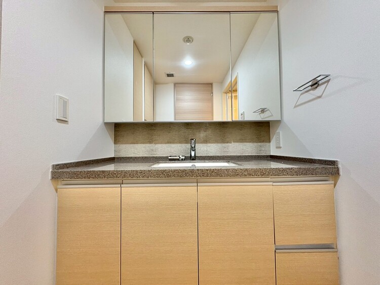 洗面 清潔感を感じられる洗面化粧台。