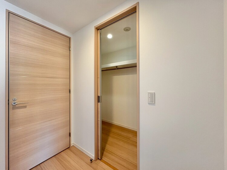 収納 家電やスーツケース、ストック品など何でも片付く嬉しい空間です。