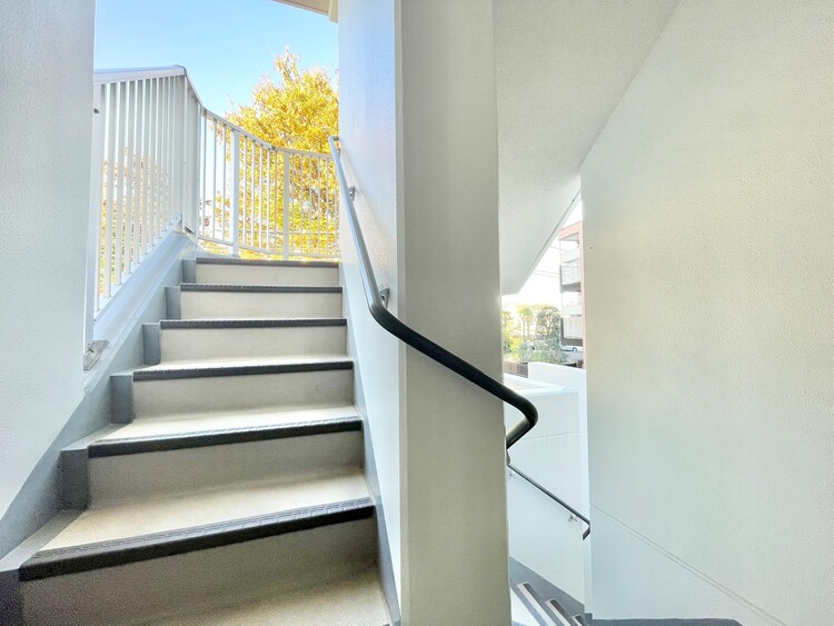 設備 共用部の階段です。明るく清潔に管理されています。