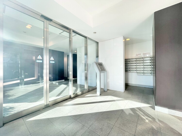 エントランス 綺麗に整備されており、行き届いた管理体制をうかがわせます。