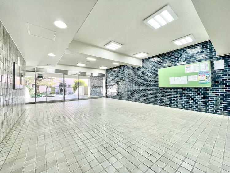 エントランス 綺麗に整備されており、行き届いた管理体制をうかがわせます。