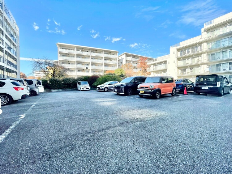 駐車場 駐車スペースが嬉しいですね。※空き状況は都度ご確認下さい。