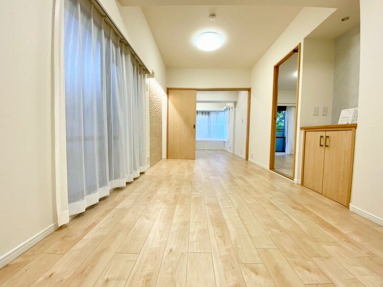 内装 【LIVING】◆扉を◆開くとこの景色。家族の”おかえり”の声が聞こえてきそう。