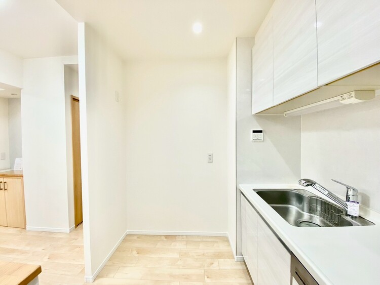 キッチン 【KITCHEN】◆ワクワク◆開放的で機能性も高いシステムキッチン。お子様は毎日のご飯にワクワク！