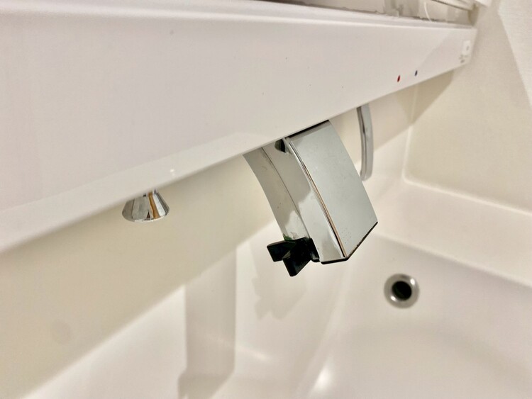 洗面 【WASHROOM】◆快適◆煌びやかな暮らしの中にも忘れたくない快適さ。大きな収納が助けてくれます。