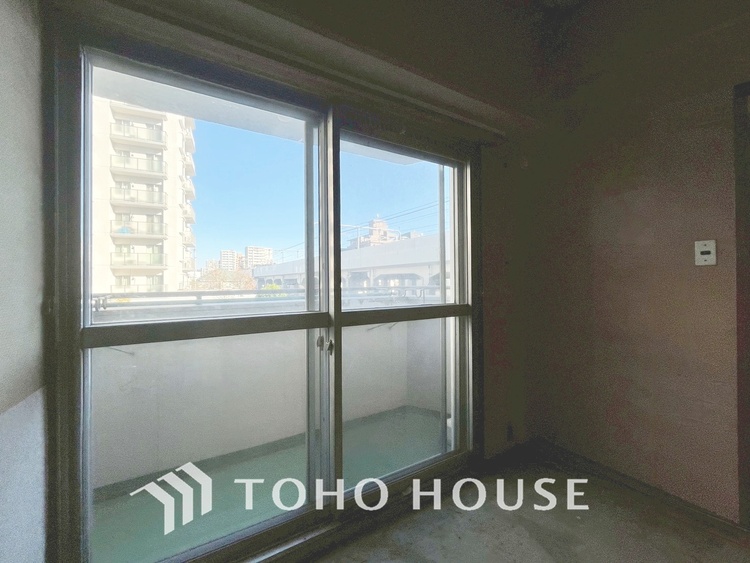 内装 現在改装中◆陽光◆が差し込む。この開放的なLDKに家族の笑顔が集う。家族が一緒に過ごす空間は明るく、そして居心地よく。