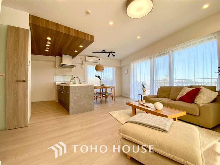 内装 【LIVING】◆眩い◆光が燦々と入り、家族の笑顔を照らす。「いつまでも続いて」と願う夢のような毎日がここにある。