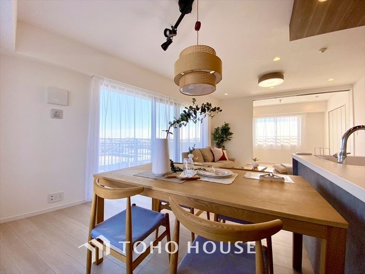 内装 【LIVING】◆陽光◆が差し込む。この開放的なLDKに家族の笑顔が集う。家族が一緒に過ごす空間は明るく、そして居心地よく。