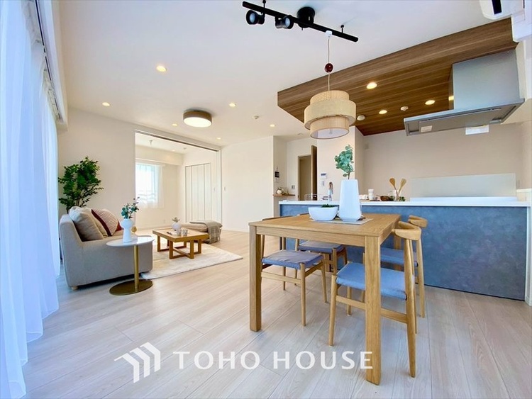 内装 【LIVING】◆扉を◆開くとこの景色。家族の”おかえり”の声が聞こえてきそう。