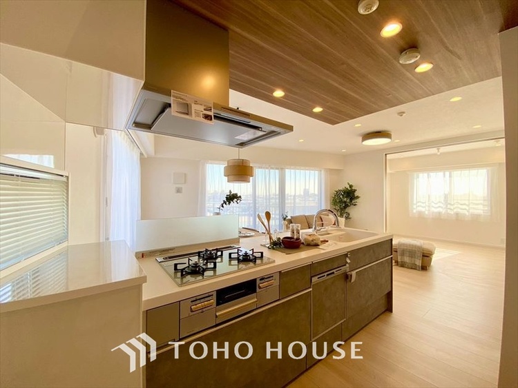 キッチン 【KITCHEN】◆ワクワク◆開放的で機能性も高いシステムキッチン。お子様は毎日のご飯にワクワク！