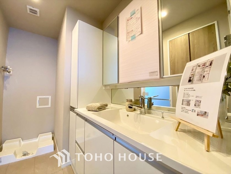 洗面 【WASHROOM】◆快適◆煌びやかな暮らしの中にも忘れたくない快適さ。大きな収納が助けてくれます。