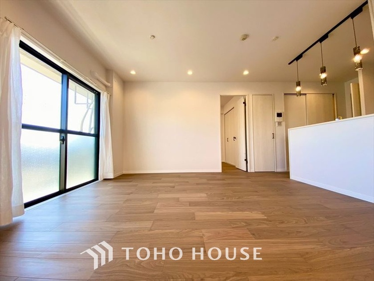 内装 【LIVING】◆陽光◆が差し込む。この開放的なLDKに家族の笑顔が集う。家族が一緒に過ごす空間は明るく、そして居心地よく。