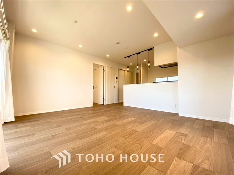 内装 【LIVING】◆扉を◆開くとこの景色。家族の”おかえり”の声が聞こえてきそう。