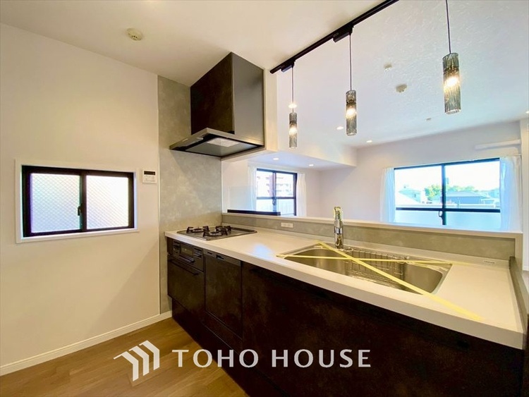 キッチン 【KITCHEN】◆ワクワク◆開放的で機能性も高いシステムキッチン。お子様は毎日のご飯にワクワク！