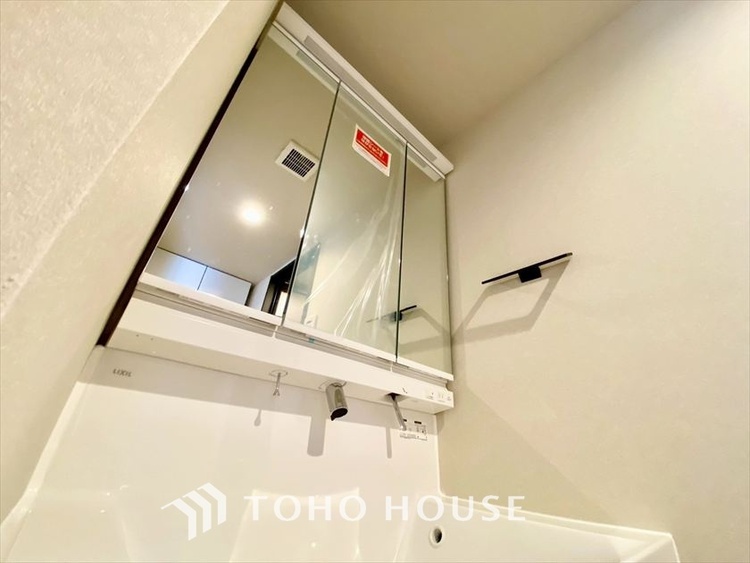 洗面 【WASHROOM】◆快適◆煌びやかな暮らしの中にも忘れたくない快適さ。大きな収納が助けてくれます。