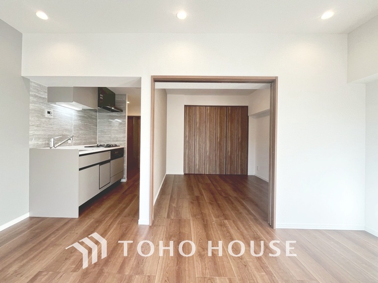 内装 【LIVING】◆陽光◆が差し込む。この開放的なLDKに家族の笑顔が集う。家族が一緒に過ごす空間は明るく、そして居心地よく。