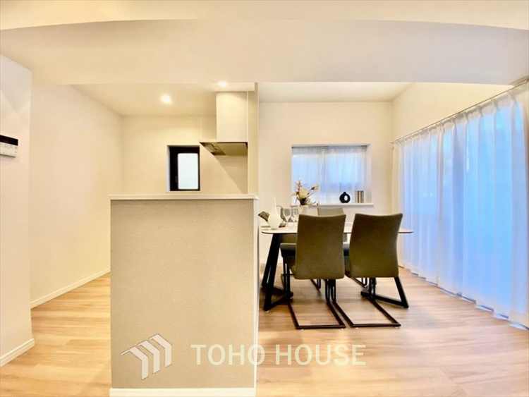 内装 【LIVING】◆眩い◆光が燦々と入り、家族の笑顔を照らす。「いつまでも続いて」と願う夢のような毎日がここにある。