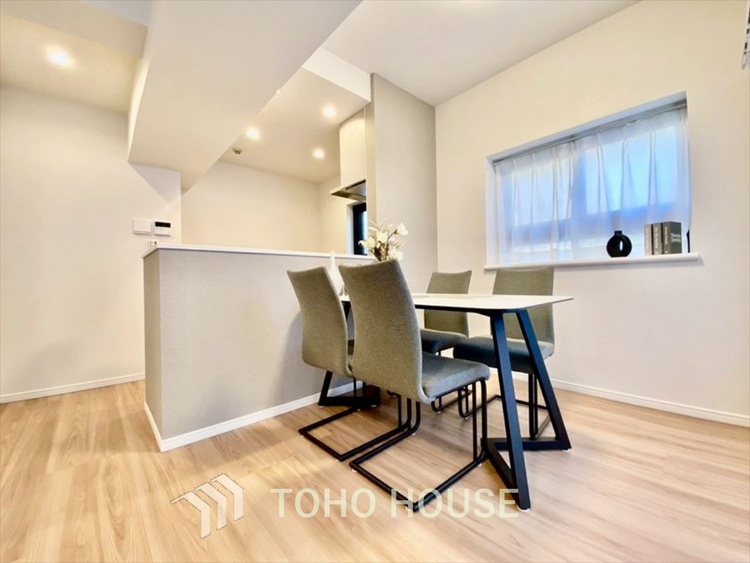 内装 【LIVING】◆陽光◆が差し込む。この開放的なLDKに家族の笑顔が集う。家族が一緒に過ごす空間は明るく、そして居心地よく。