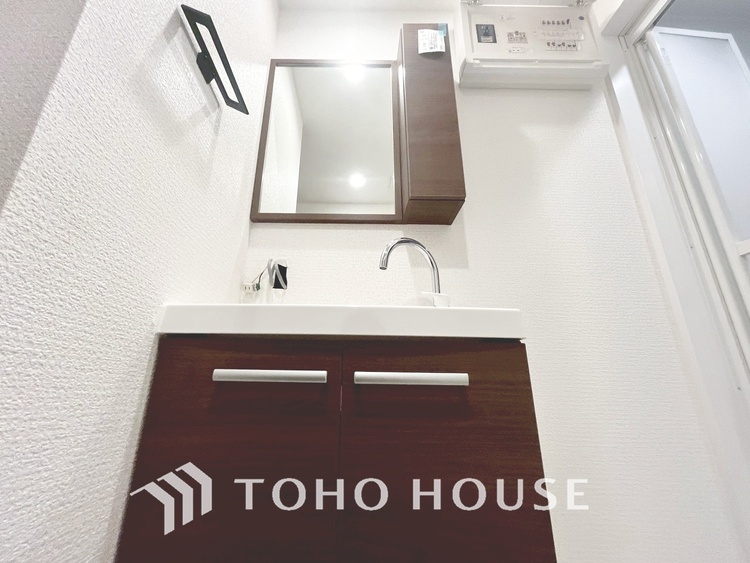 洗面 【WASHROOM】◆快適◆煌びやかな暮らしの中にも忘れたくない快適さ。大きな収納が助けてくれます。