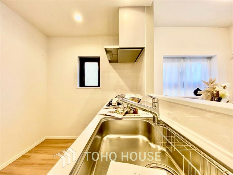 キッチン 【KITCHEN】◆ワクワク◆開放的で機能性も高いシステムキッチン。お子様は毎日のご飯にワクワク！