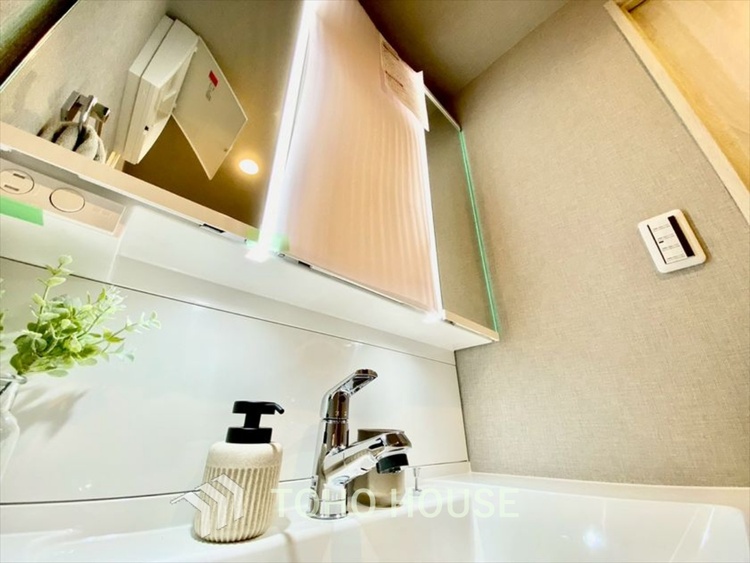 洗面 【WASHROOM】◆快適◆煌びやかな暮らしの中にも忘れたくない快適さ。大きな収納が助けてくれます。